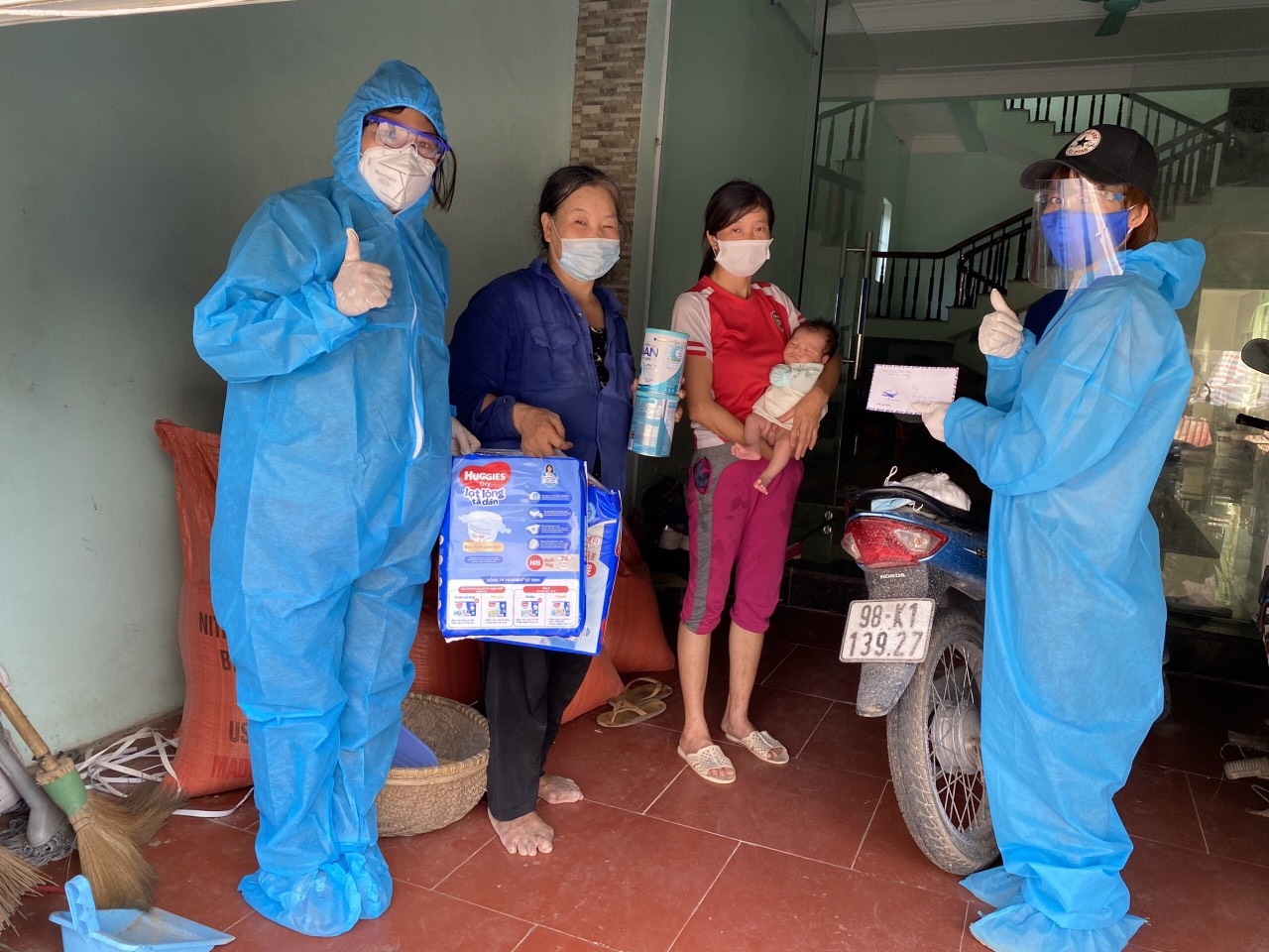 Nữ công nhân tình nguyện vào tâm dịch: “Chưa bao giờ xa gia đình lâu thế”