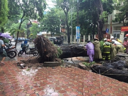 bo doi bien phong no luc giai cuu mot nguoi bi lu cuon o thanh hoa