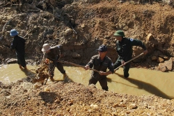 ngan ho dan khat ben nha may nuoc gan chuc nam tro gan cung tue nguyet