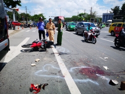 xe khach 29 cho bung lop lat ngang tren quoc lo 10 nguoi bi thuong