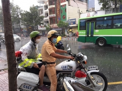 Nhường áo mưa, chở thí sinh đến điểm thi đúng giờ và những sự trợ giúp đặc biệt