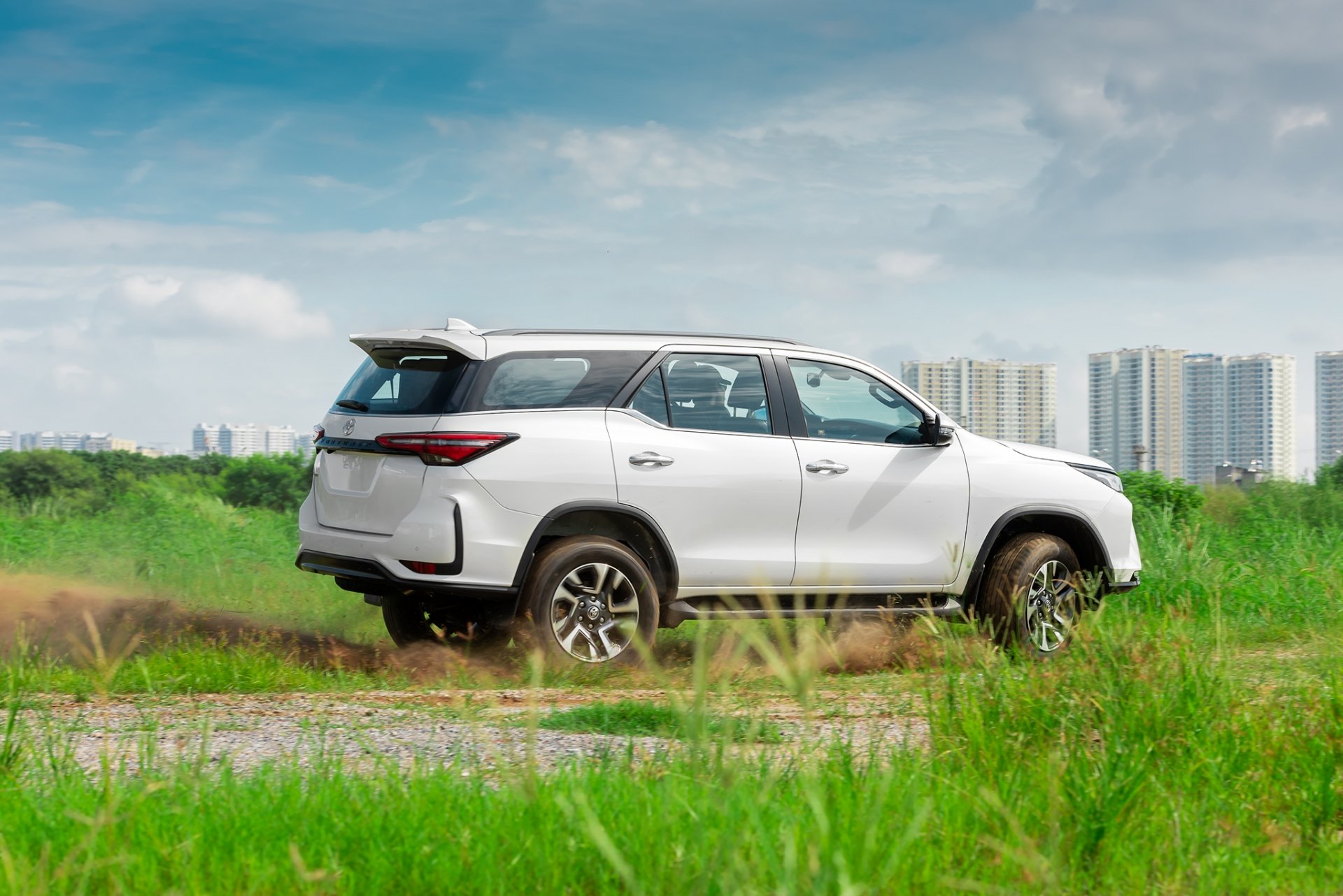 toyota fortuner 2020 co gi de chinh phu c kha ch ha ng vie t