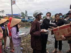 “Cô vợ trời hành” và tấm lòng người ca sĩ trong mưa lũ