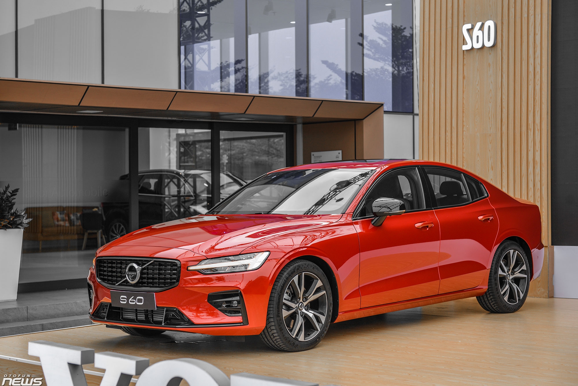 Chi tiết sedan hạng sang Volvo S60 R-Design giá 1,7 tỷ