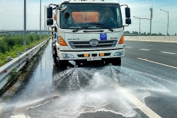 Hoan hô: Hà Nội lại rửa đường!