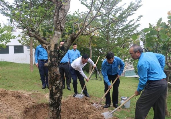 Dâng hương, gắn ảnh liệt sĩ Trần Quốc Trị ở Khu tưởng niệm chiến sĩ Gạc Ma