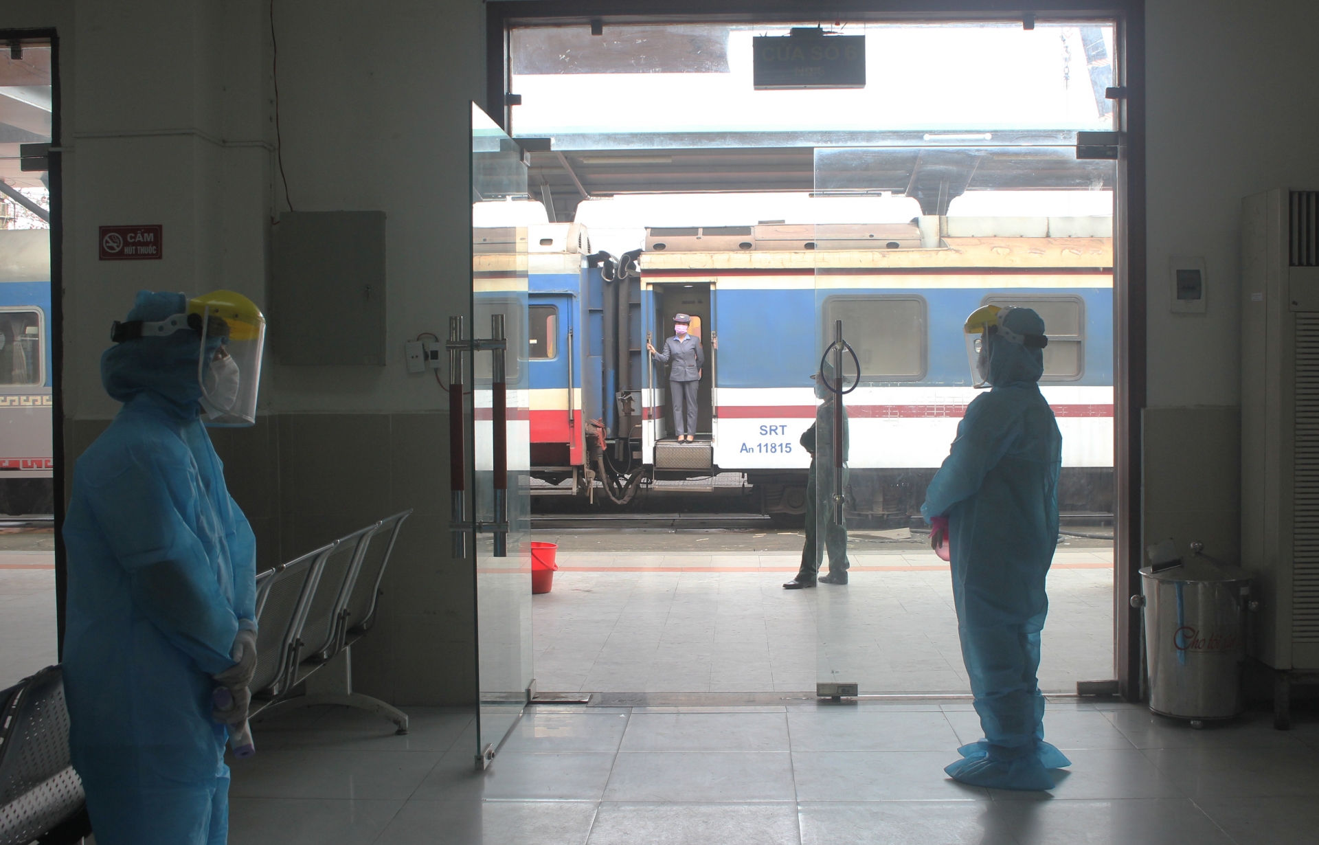 Hàng loạt chuyến tàu Tết ngừng hoạt động, người lao động đã mua vé cần phải làm gì?