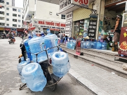 Nước đóng bình cháy hàng "nhờ" nước sạch sông Đà ô nhiễm