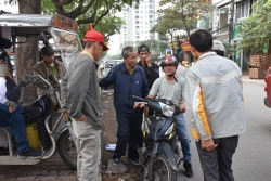 "Chợ người" ở Hà Nội: Cảnh "phơi mặt" giữa đường phố mong bán sức lao động