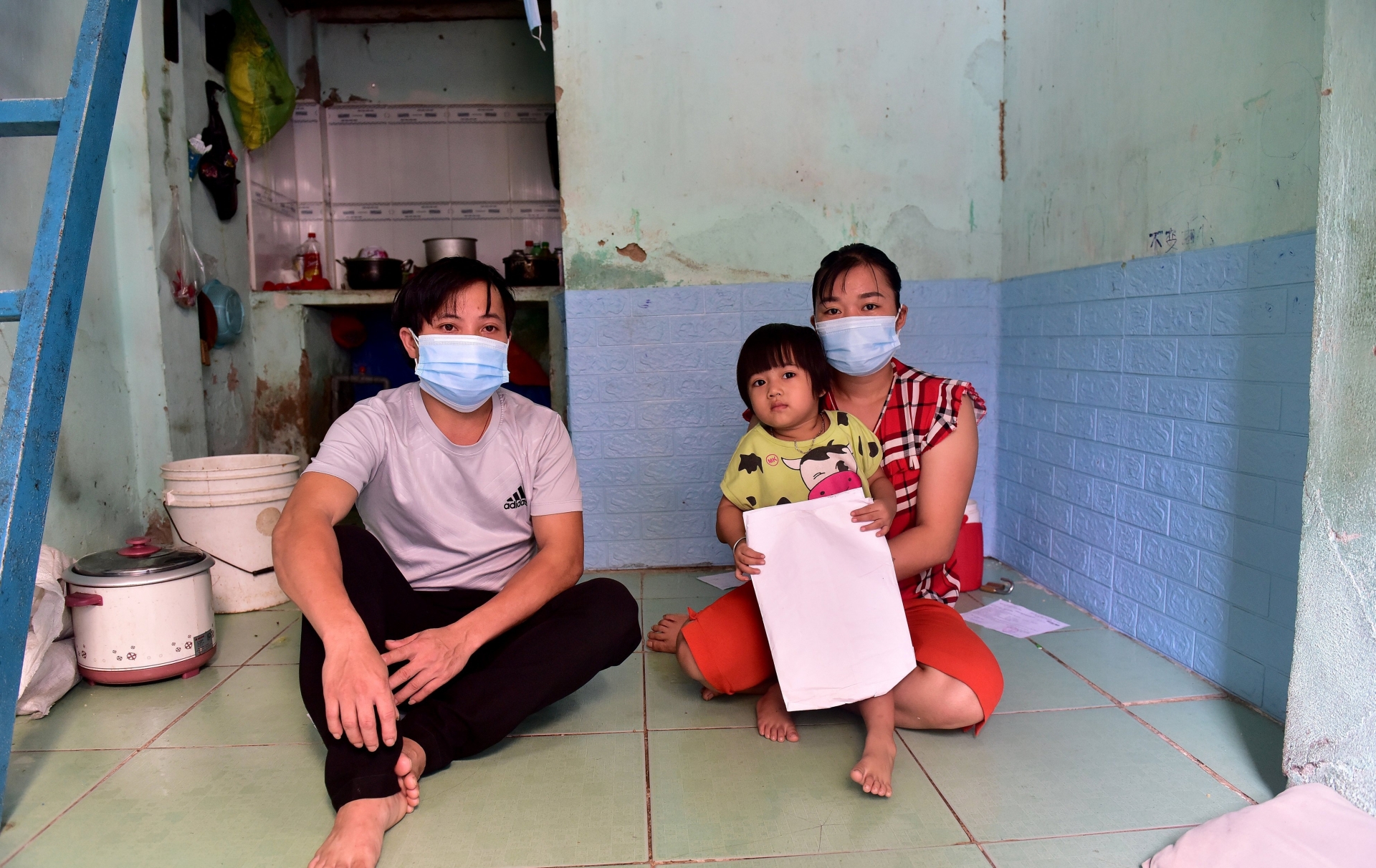 "Mai mốt sách vở, điện thoại không có, chắc con tôi phải nghỉ học mất”