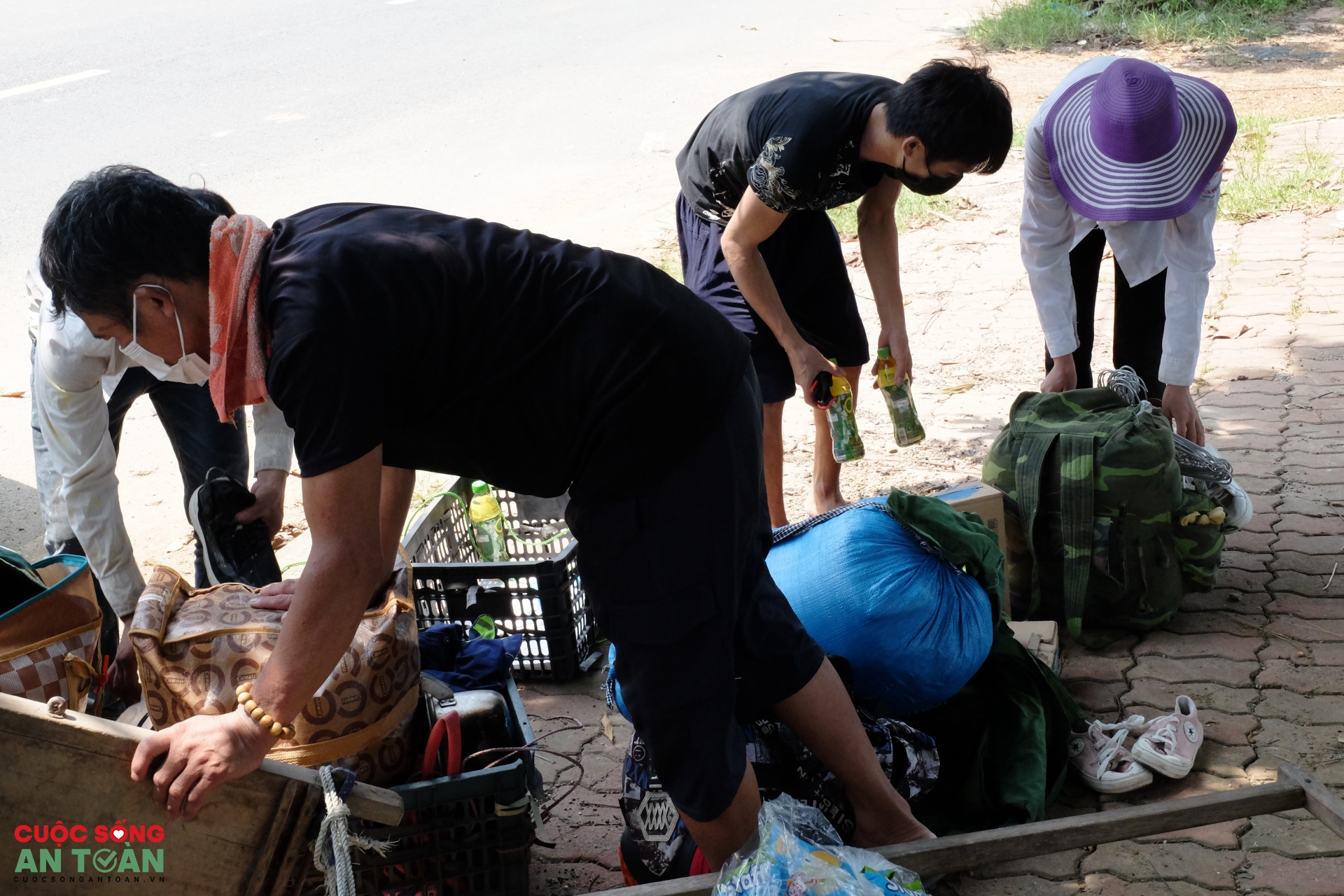 Những cuộc hồi hương lặng lẽ - Bài 1: Ngủ vạ vật lề đường, hái lá cây làm chiếu