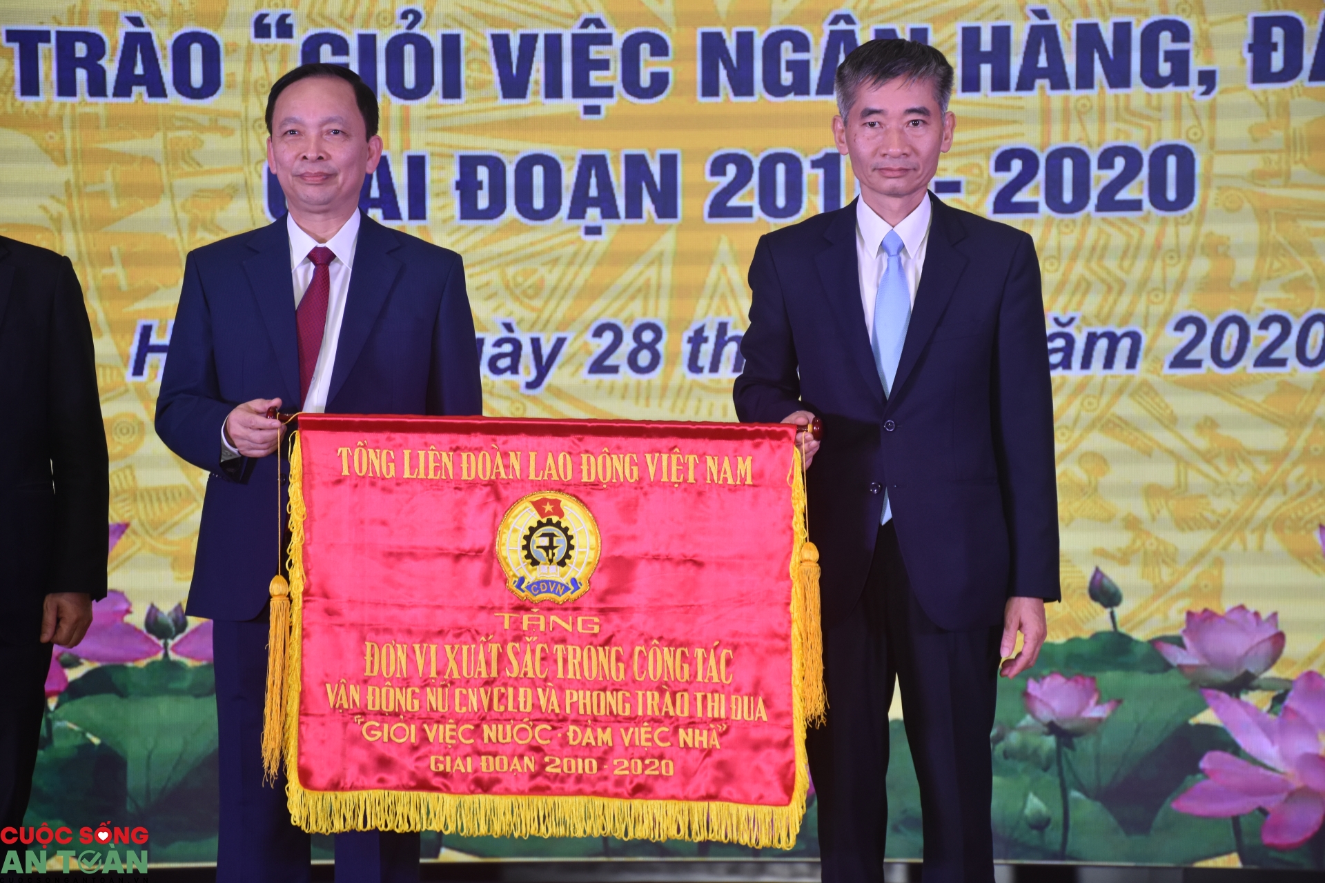 Lan toả mạnh mẽ phong trào “Giỏi việc ngân hàng, đảm việc nhà”