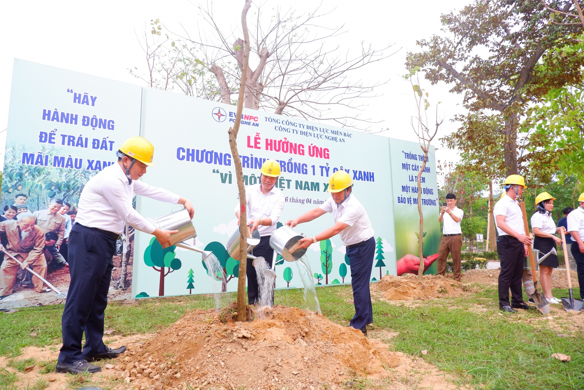 EVN NPC phát động chương trình “Vì một Việt Nam xanh” tại Hà Tĩnh, Nghệ An