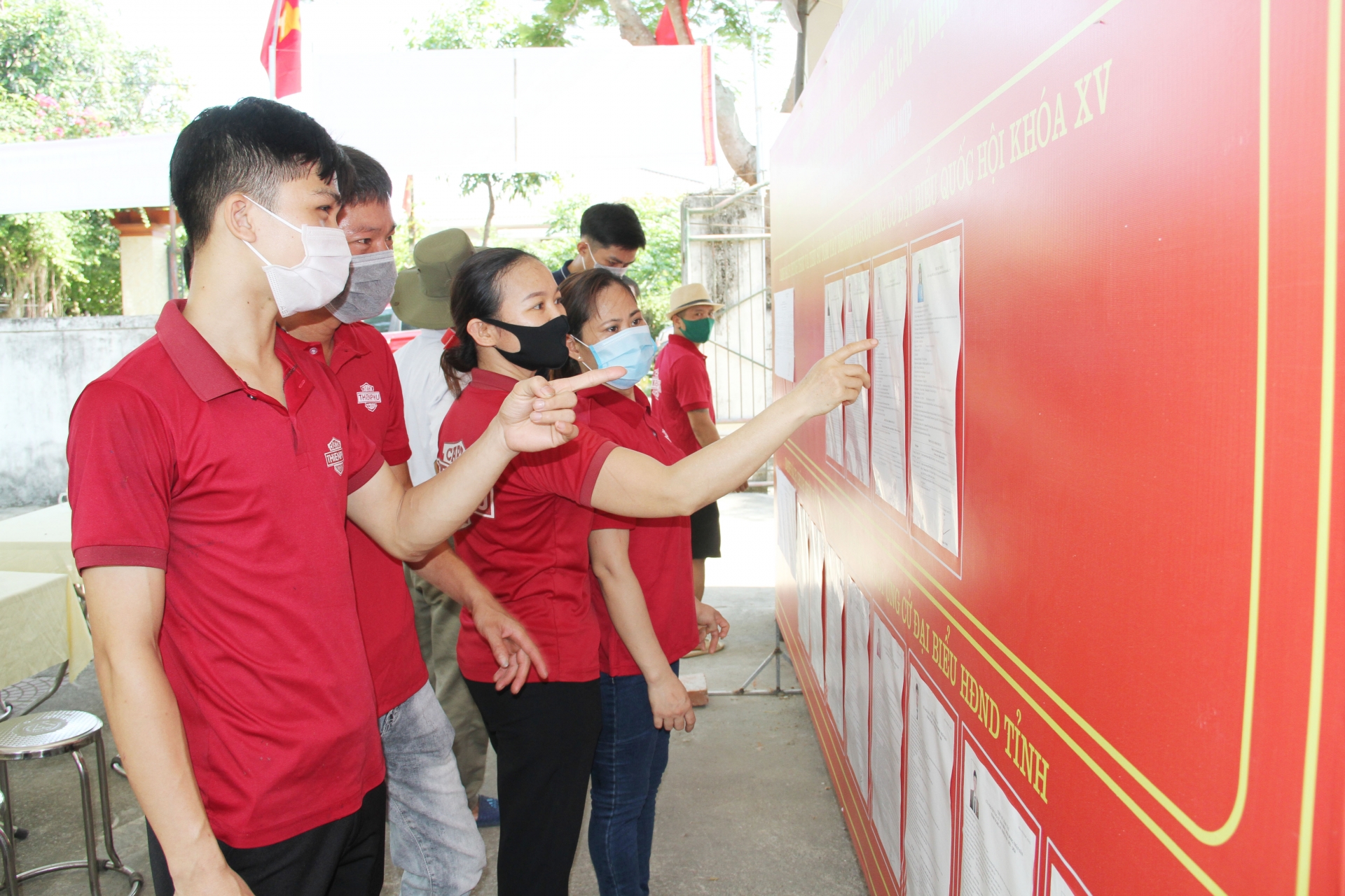 Chủ tịch LĐLĐ tỉnh Nghệ An hoà cùng CNVCLĐ đi bầu cử