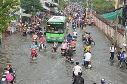 TP.HCM: Một đoạn bờ bao bị vỡ toang khiến hàng trăm nhà dân ngập nặng