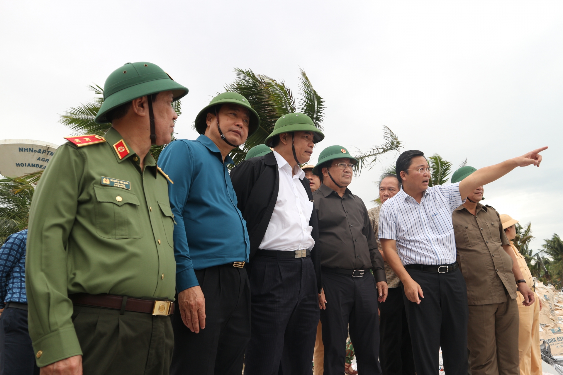 Phó Thủ tướng Trịnh Đình Dũng kiểm tra công tác ứng phó bão số 9 tại Quảng Nam