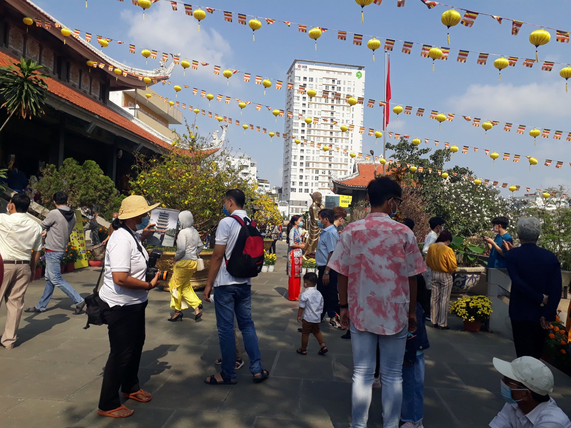 Đầu năm đi chùa, người lao động cầu cho mưa thuận gió hòa, hết dịch bệnh Covid -19