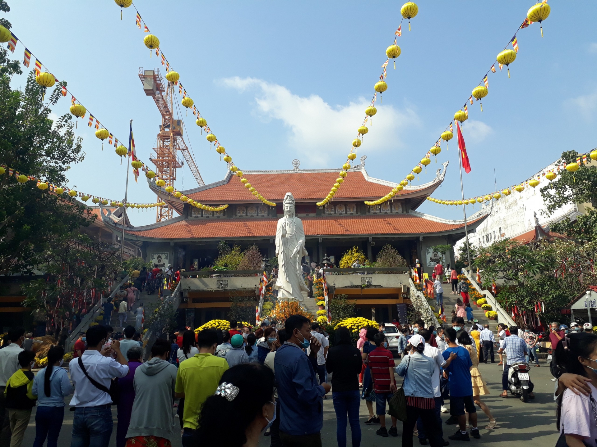 Đầu năm đi chùa, người lao động cầu cho mưa thuận gió hòa, hết dịch bệnh Covid -19