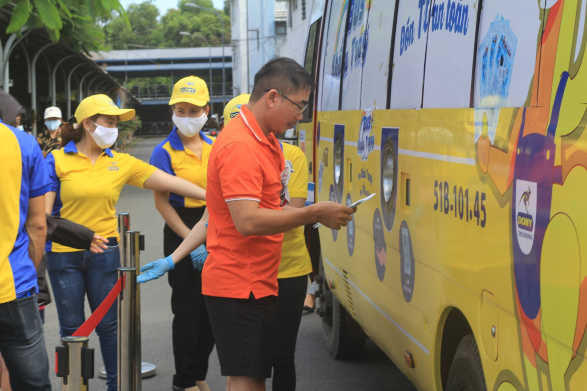 “Bus khẩu trang” đưa khẩu trang chất lượng phát miễn phí cho người lao động