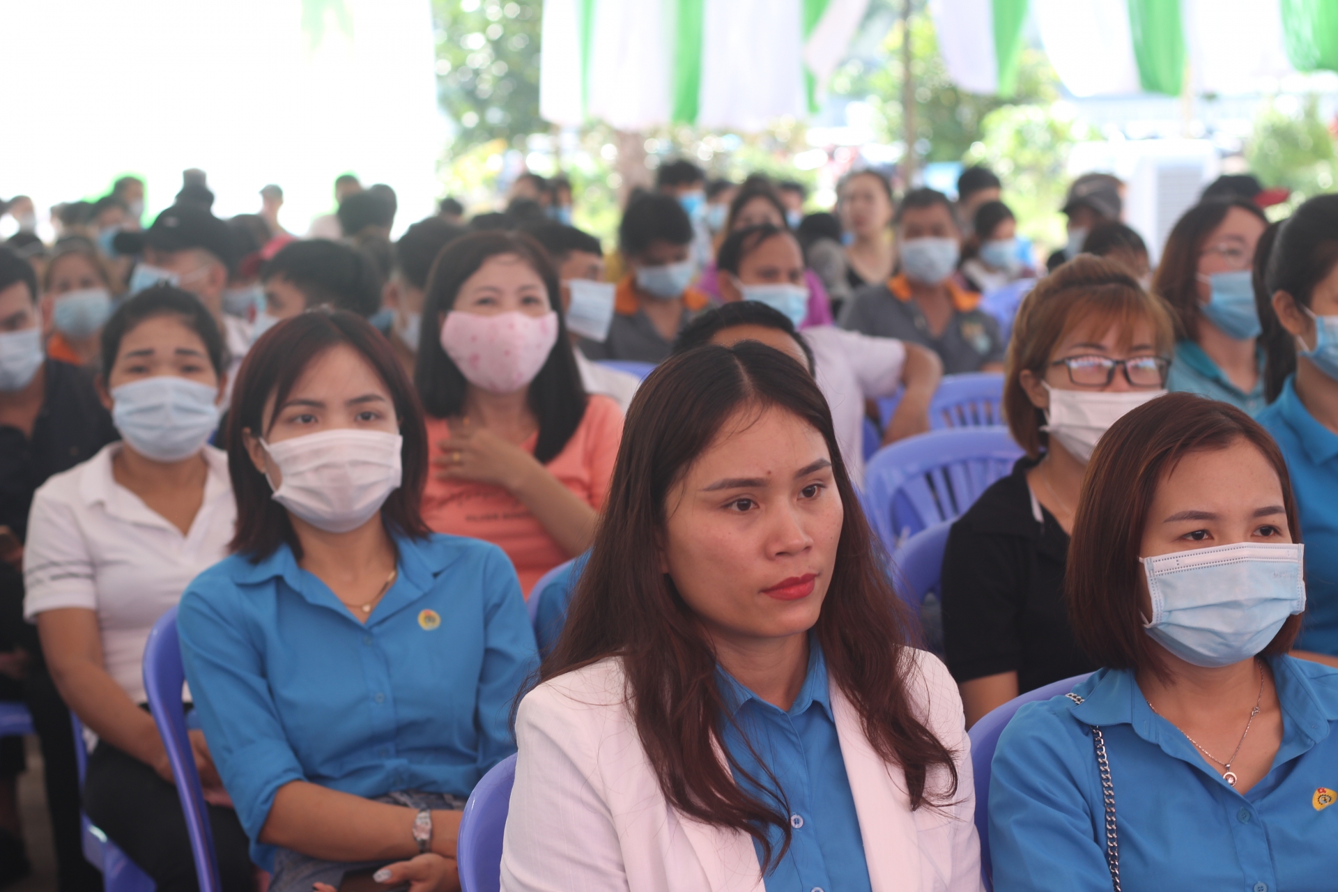 Bình Phước:NLĐ hào hứng nhận thưởng, bằng khen trong lễ phát động Tháng Công nhân 2021