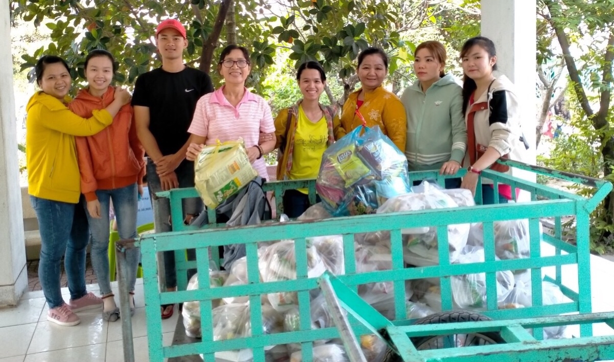 Nữ công nhân vượt khó, đam mê vẽ tranh và giúp đỡ người nghèo khổ