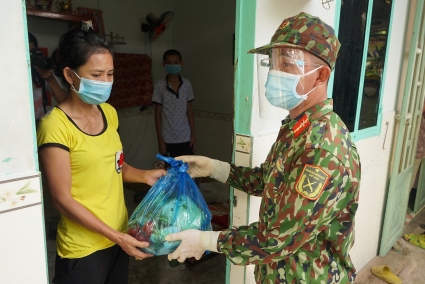 Người dân, công nhân lao động mừng vì được chính quyền và bộ đội hỗ trợ nhu yếu phẩm