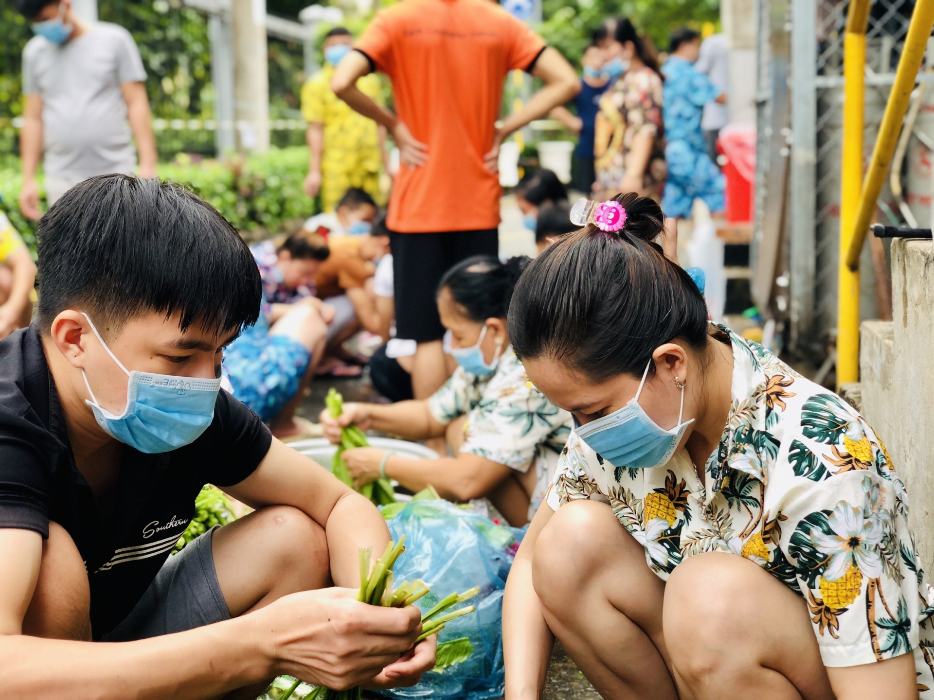 Người lao động sản xuất "3 tại chỗ" mừng vì được nhận hỗ trợ 1 triệu đồng tiền ăn