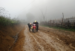 truong cong an xa bi dat da vui lap khi ho tro nguoi dan bi mua lu