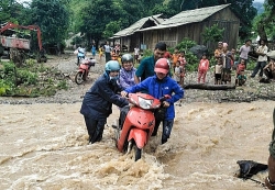 giao vien cam ban bang rung vuot suoi ve nha nghi le quoc khanh