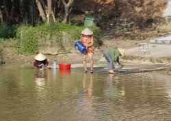 Xã có 2 công trình cấp nước sạch, người dân vẫn phải dùng nước sông