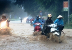 Mưa lớn, đường Hồ Chí Minh chìm sâu trong biển nước