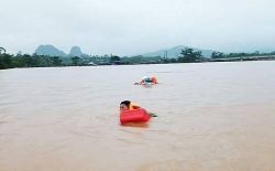 Lật thuyền thị sát vùng lũ, Phó Chủ tịch huyện bị cuốn trôi hơn một cây số