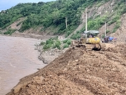 Thi công đường giao thông biên giới, nhà thầu đổ hết đất thải xuống sông