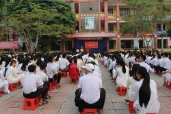 Tuyên truyền, ký cam kết chấp hành Luật giao thông cho học sinh THPT