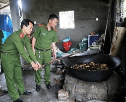 Triệt phá cơ sở sản xuất "chui", thu giữ hàng tấn mỡ bẩn