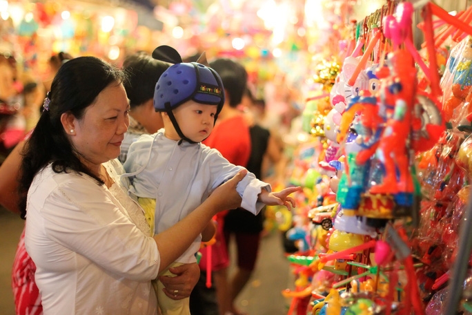 Công nhân lao động “tần ngần” chọn quà trung thu cho con