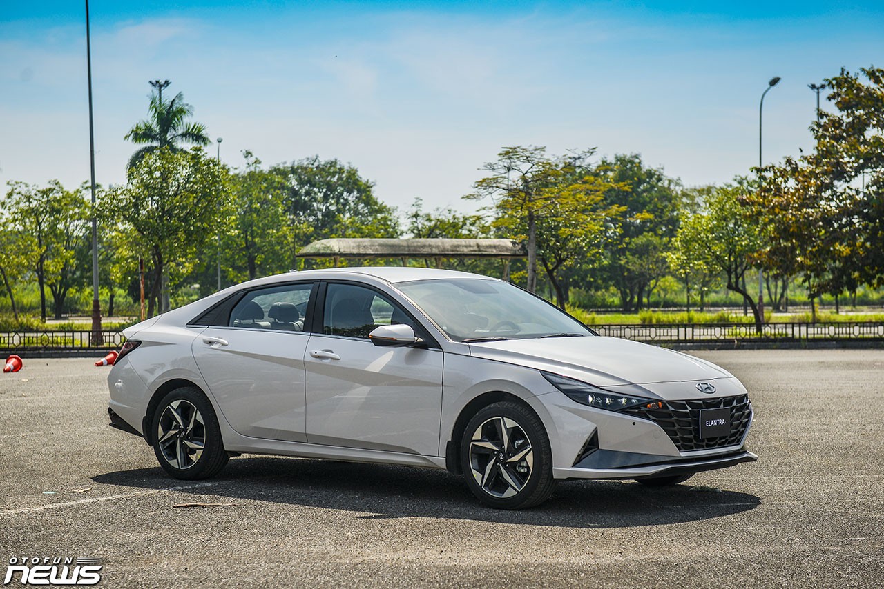 Hyundai Elantra 2.0L Cao cấp giá 729 triệu đồng