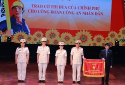 hang chuc ngan nguoi di phien cho cong nhan o tien giang