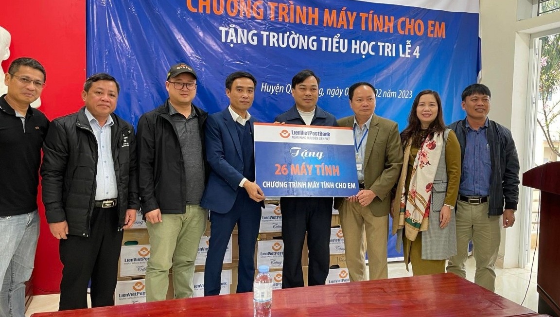 Trao tặng 26 bộ máy tính cho trường Tiểu học Tri Lễ 4 tại chương trình Sưởi ấm bản cao 2023