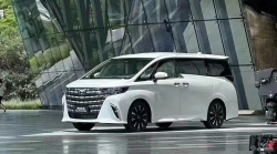 'Chuyên cơ mặt đất' Toyota Alphard 2024 lộ diện trước ngày ra mắt