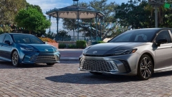 Toyota Camry 2025 ra mắt, chỉ có các phiên bản hybrid