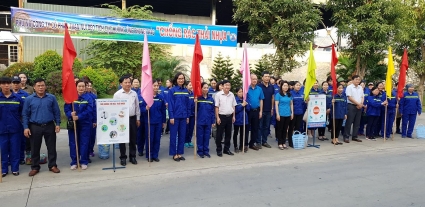 Nữ công Công ty Than Núi Béo ra quân “Ngày Chủ nhật xanh”