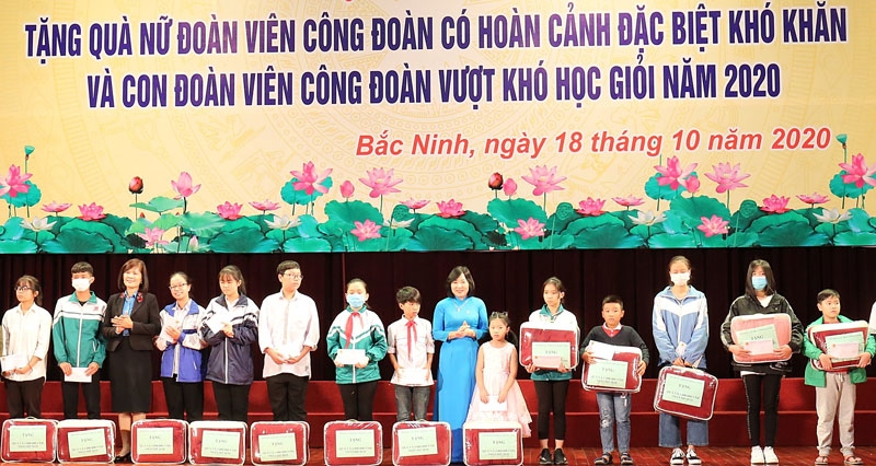 Bắc Ninh: Gặp mặt và tặng quà 453 nữ đoàn viên công đoàn có hoàn cảnh đặc biệt khó khăn