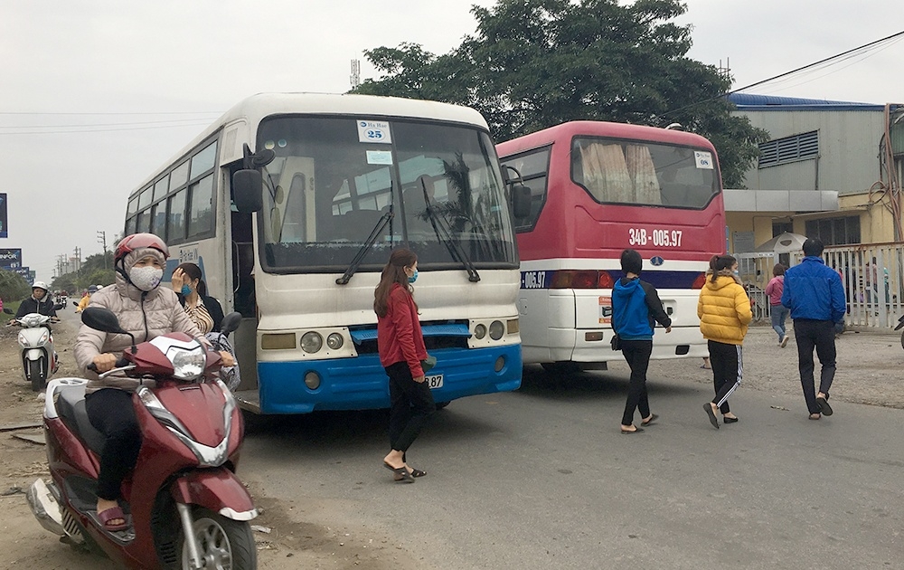 Nguy cơ mất an toàn giao thông tại các điểm đưa, đón công nhân tự phát