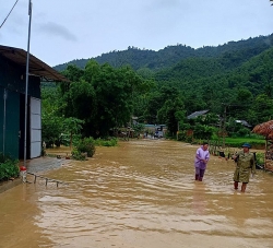 truong cong an xa bi dat da vui lap khi ho tro nguoi dan bi mua lu