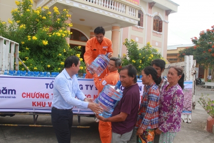 Đoàn viên góp lương chống Covid-19, đối phó hạn mặn