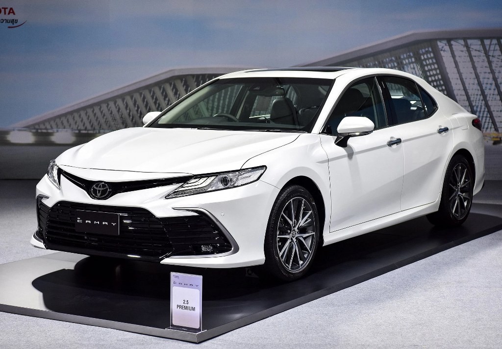 Toyota Camry 2022 giá từ 1 tỷ đồng tại Thái lan