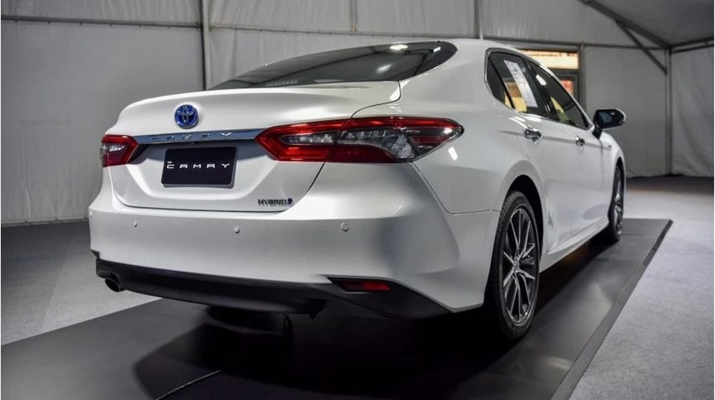 Toyota Camry 2022 giá từ 1 tỷ đồng tại Thái lan