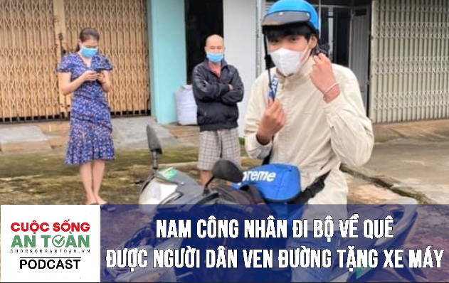 Nam công nhân đi bộ về quê được người dân ven đường tặng xe máy